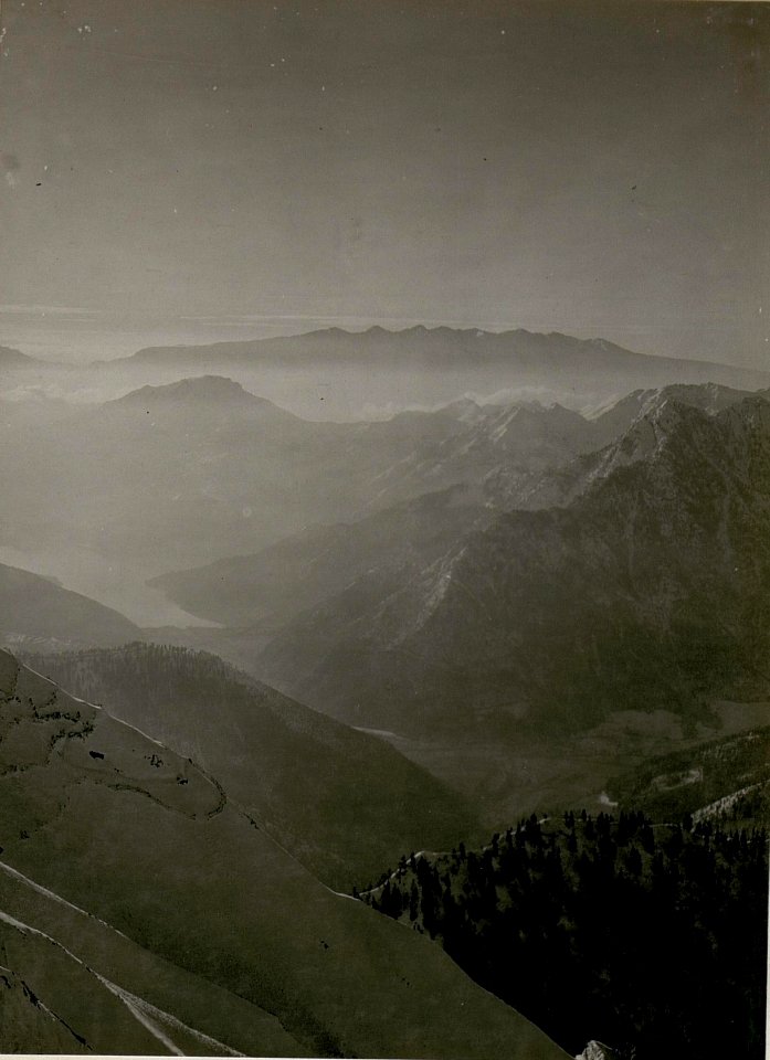 Panorama, Standpunkt Art.-Beobachter am grossen Nozzolo, Blick auf den Ledrosee bis Cm.Palone. (9-III.1918.) (BildID 15514628)