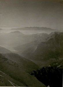 Panorama, Standpunkt Art.-Beobachter am grossen Nozzolo, Blick auf den Ledrosee bis Cm.Palone. (9-III.1918.) (BildID 15514628)