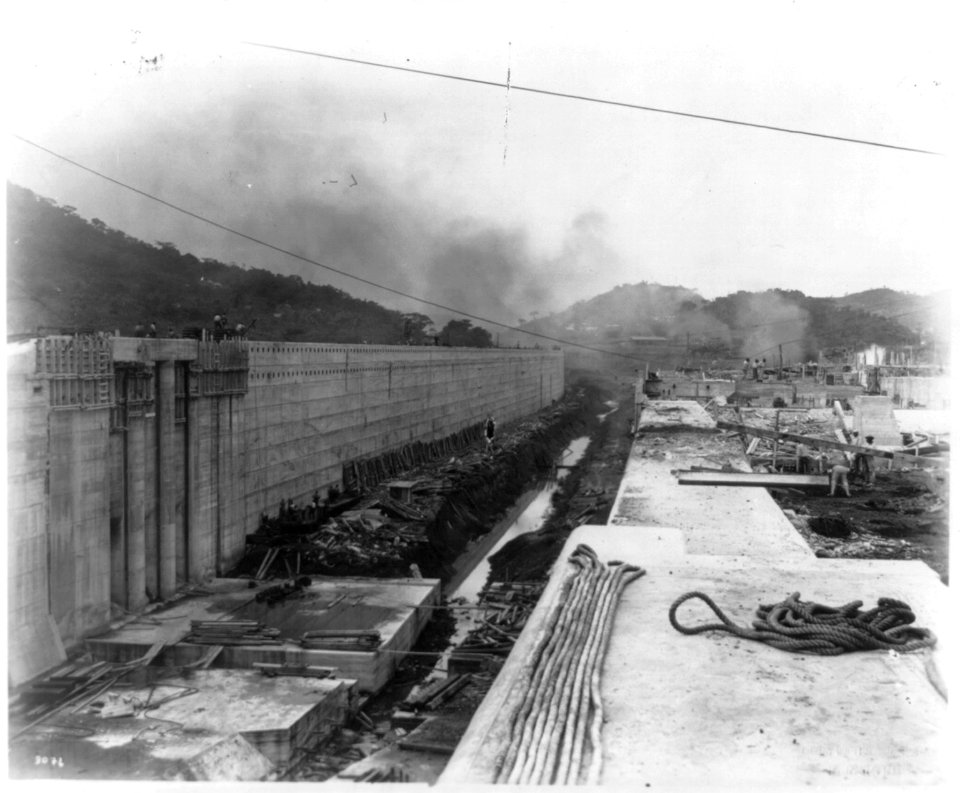 Panama Canal - lock construction LCCN2005694582