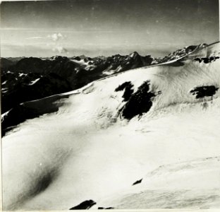 Panorama Standpunkt Monte Vioz-Vorkuppe, Feldwache, Rundblick von der Presanella gegen Südwest bis Nord inclusive Cevedale.- (5.Teilbild zu WK1 ALB016 04374a). (BildID 15423255)
