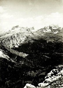 Panorama Standpunkt Settsass, Feindliche Stellungen an der Dolomitenstraße, bei der Ruine des Schlosses Enneberg (6. Teilbild zu WK1 ALB15 04114a) (BildID 15421221)