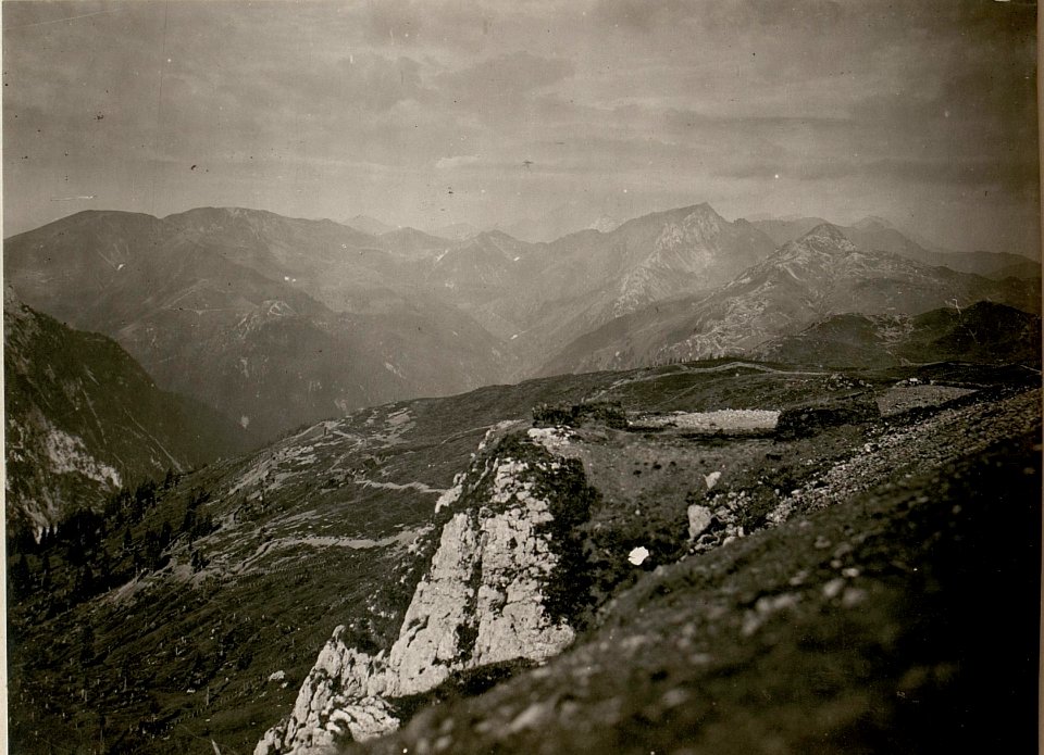 Panorama vom Art.-Beobachter am Lanzenkopf gegen Pizzul und Mt.Zermula. (19-8.1917.) (BildID 15803464)