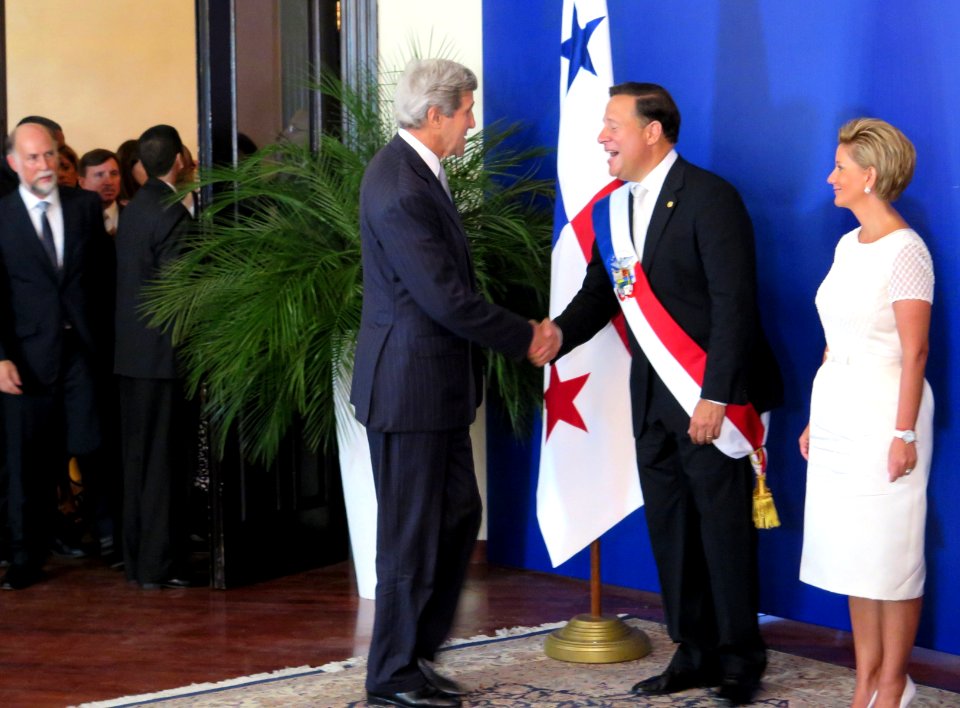 Panamanian President Varela Greets Secretary Kerry in the Official Receiving Line