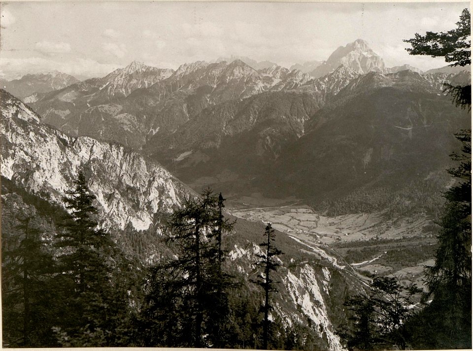 Panorama vom Art.Beobachter, Hinterer Scit gegen Mittagskofelgruppe Vordergrund Plania. (13-8.1917.) (BildID 15802512)