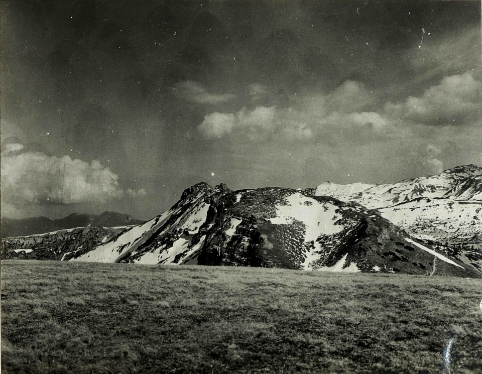 Panorama vom Col Santo nach Süden mit den italienischen Stellungen am Pasubio. Im Vordergrund rechts Roiterrücken, Cosmagonabfall, Cima d'Asta, links Domberg. (BildID 15587917)