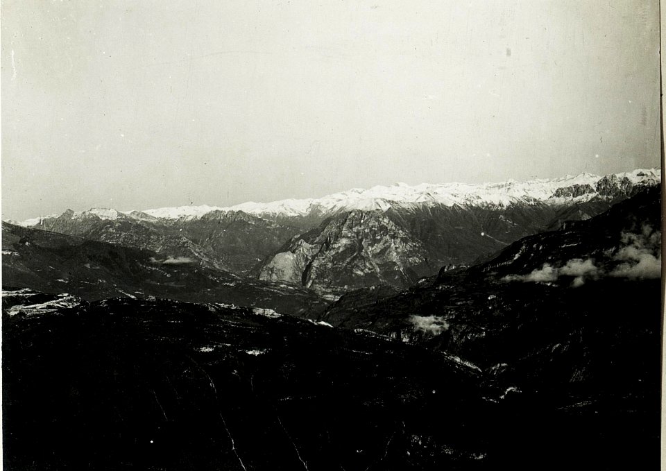 Panorama vom Monte Spil aus. Im Vordergrund Zugna Torta, Grottole, Monte Chello, in der Mitte Altissimo, Biaena, Stivo, Cronicello, Brentagruppe, Adamello, Ortler. (BildID 15587728)