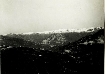 Panorama vom Monte Spil aus. Im Vordergrund Zugna Torta, Grottole, Monte Chello, in der Mitte Altissimo, Biaena, Stivo, Cronicello, Brentagruppe, Adamello, Ortler. (BildID 15587728)