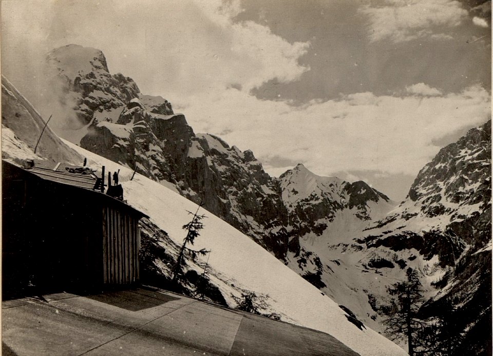 Panorama von der Cellonalpe gegen Kellerwand, Rauchkofel und Mooskofelkette, aufgenommen am 30. April 1916 (BildID 15473787)