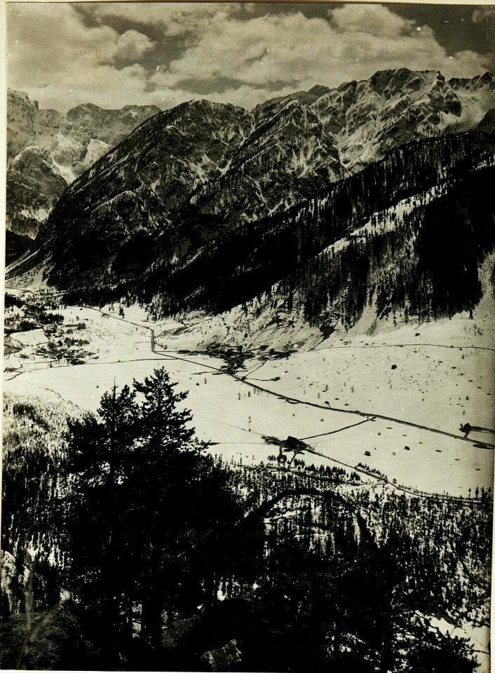 Panorama, Steinerner Jäger, Wischberg, Wolfsbach, Schwarzenberg, Mittagskofel, Zweispitz, Marcilla, Nebria, uggowitz, Fort Hensel, Malborgeth.Stpkt, Dürrer Wipfel. (24-4.1917.) (BildID 15500106)