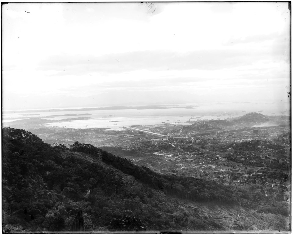Panorama do centro e zona norte do Rio de Janeiro com Ilha do Governador ao fundo