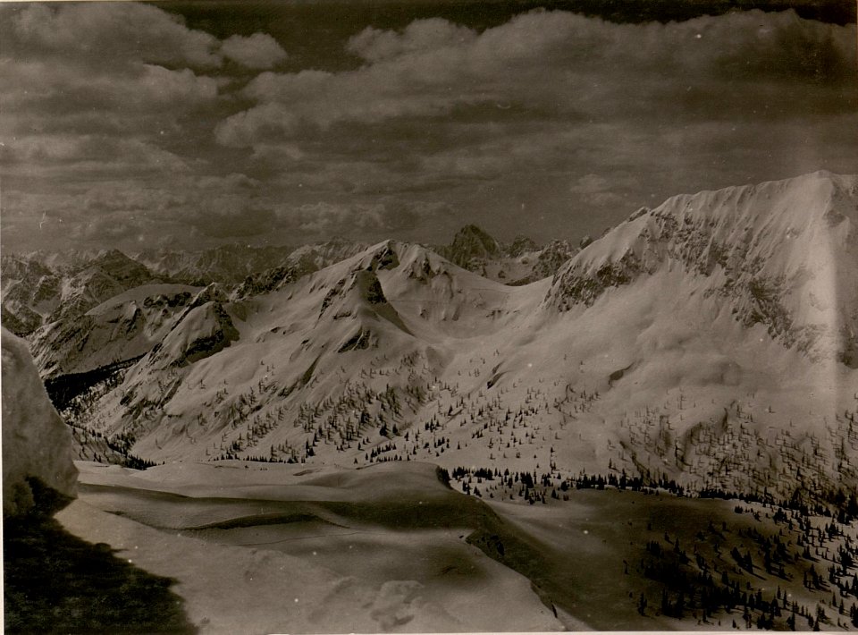 Panorama gegen Mt. Zermula bis Findenigkofel. Stpkt, Art.- Beobachter Schulter; Rattendorfer-Alpe. (26-4.1917.) (BildID 15799916)