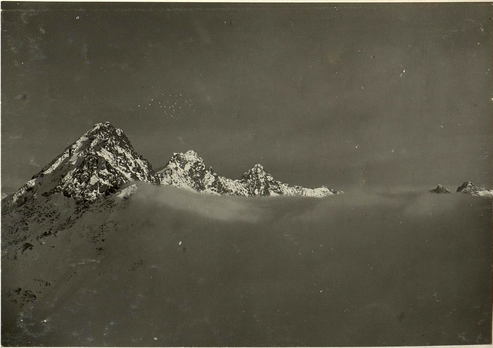 Panorama gesehen unterhalb des Oregonepasses. Rechts Eingang in den Schneetunnel. Weg zum Oregonepass. Standpunkt, Oregonepass. (BildID 15465565)
