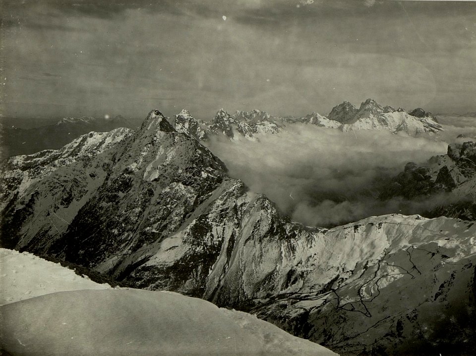 Panorama von Südosten, Kamm der Torkarlspitze gegen Südosten, Süden und Südwesten. Standpunkt, Nordwestl.oberhalb des Sattels Kote 2375. (BildID 15469488)