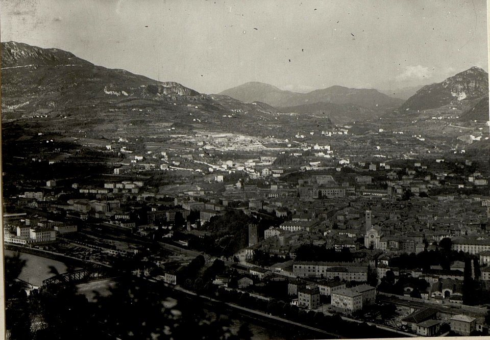 Panorama von Trient gegen Osten. Aufgenommen am 11. Juli 1916. (BildID 15534511)