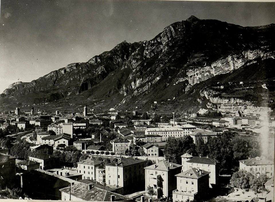 Panorama von Trient gegen Süden und Westen. Aufgenommen am 12. Juli 1916. (BildID 15534532)