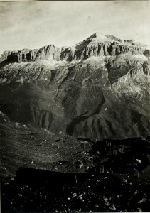 Panorama Standpunkt Porta Vescova, Drahtseilbahn nach Sourasass Hintergrund Sellagruppe. (3. Teilbild zu WK1 ALB016 04288a) (BildID 15424029)