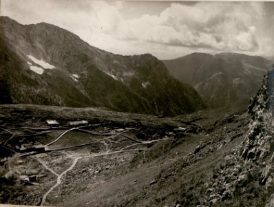 Panorama vom Art.-Beobachter auf der Ringmauer (Schulter) gegen Pizzul, Zermula, Im Vordergrund die eigenen Stellungen auf der Rattendorferalpe. (18-8.1917.) (BildID 15803485)
