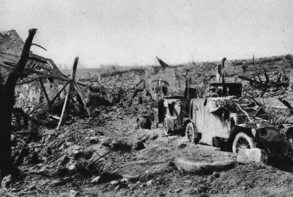 Panzerwagen mit aufmontierten Machinengewehren erwarten in den Ruinen von Chavonne das Erscheinen deutscher Flugzeuge