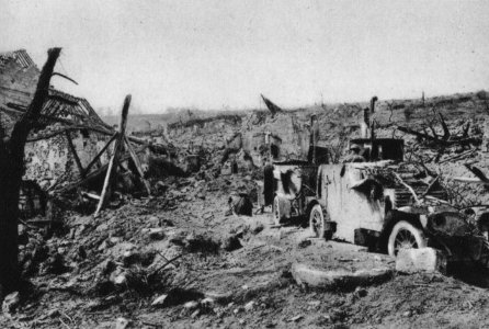 Panzerwagen mit aufmontierten Machinengewehren erwarten in den Ruinen von Chavonne das Erscheinen deutscher Flugzeuge