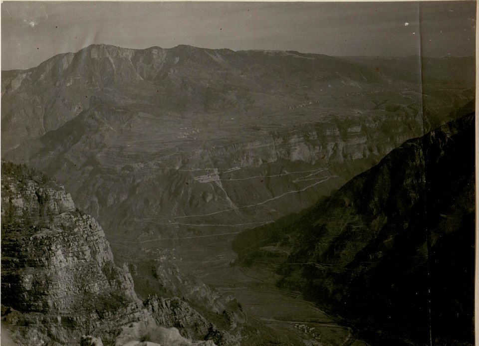 Panorama vom Art.-Beobachter ¤ 1151 Cimone Ost.gegen die sieben Gemeinden. 21-II.1918. (BildID 15513071)