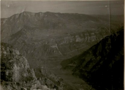 Panorama vom Art.-Beobachter ¤ 1151 Cimone Ost.gegen die sieben Gemeinden. 21-II.1918. (BildID 15513071)