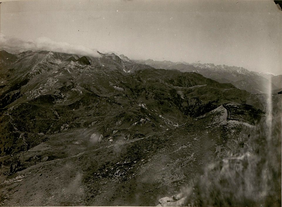 Panorama vom Art.-Beobachter, Schulter-Rattendorfer-Alpe, gegen Pizzul, Mt.Zermula, Straninger Alpe. (18-8.1917.) (BildID 15803520)