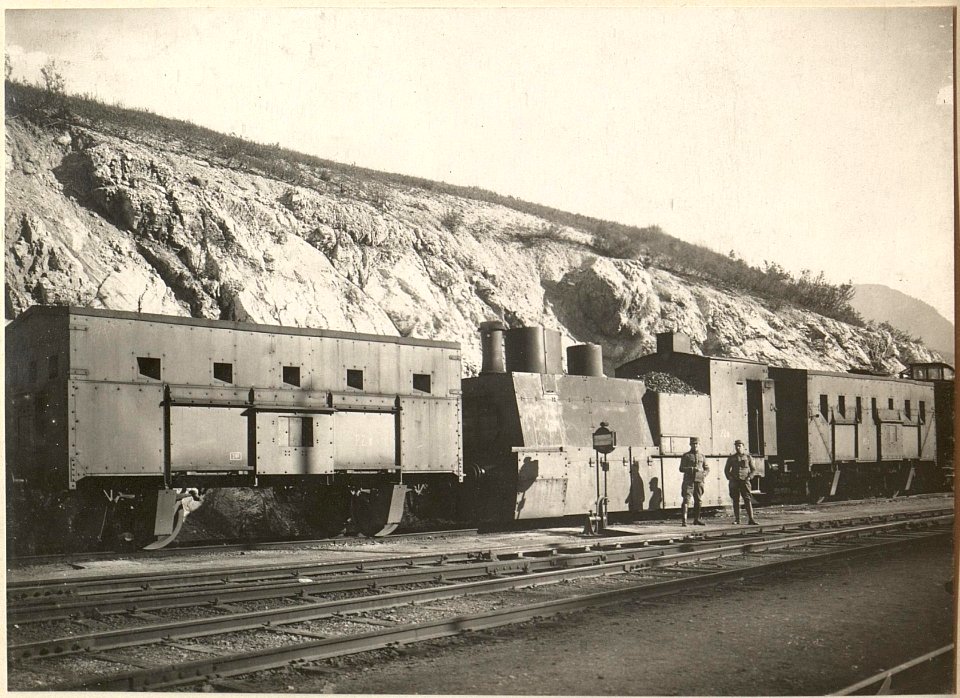 Panzerzug in Tarvis. Aufgenommen am 21. Mai 1916. (BildID 15475454)