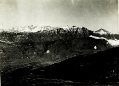 Panorama vom Monte Spil aus. Im Vordergrund Grottole, Monte Chello, Cronicello, Brentagruppe, Adamello, Ortler, Monte Palon. (BildID 15587742)
