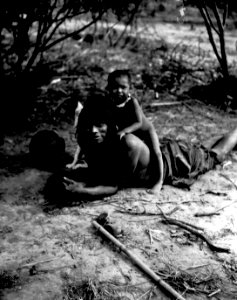 Pappa med sin lille son. Efter foto E. Nordenskiöld, expedition 1908-09. El Gran Chaco, Gran Chaco - SMVK - 004630