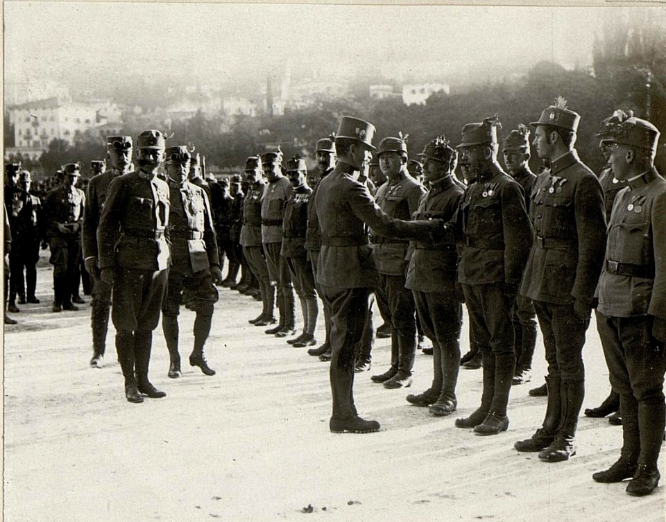 Parade des Infanterieregiments No. 59 vor Kaiser Karl in Trient (BildID 15626229)