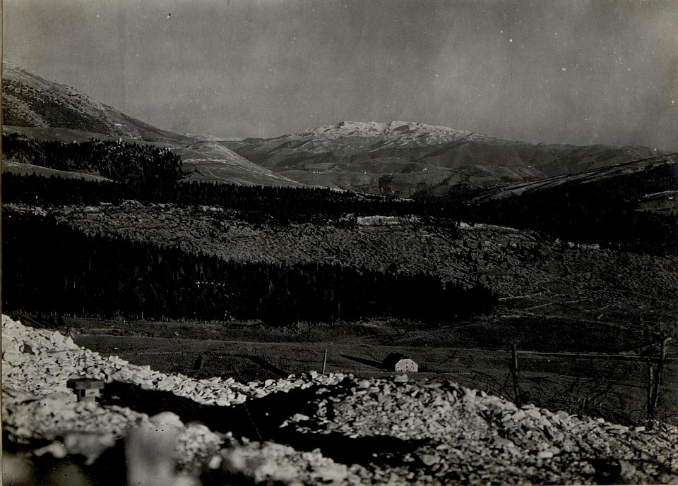 Panorama, Hochfläche von Asiago. Standpunkt Monte Katze. 25m.östlich vom Kreuze 1206. (3. Teilbild zu WK1 ALB083 24401a) (BildID 15633388)