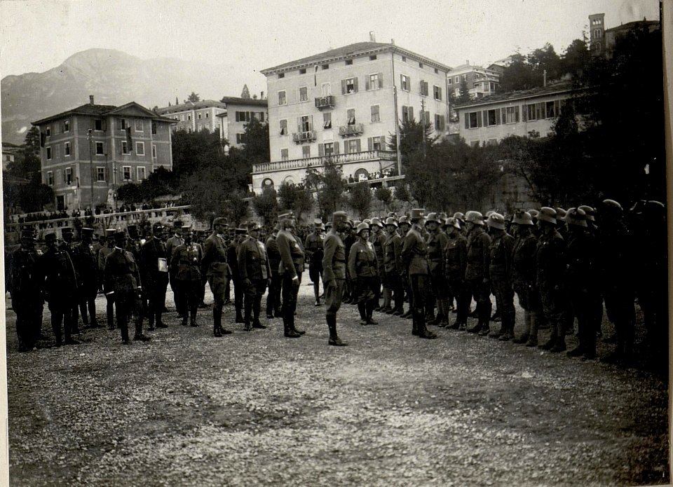 Parade des Infanterieregiments No. 59 vor Kaiser Karl in Trient (BildID 15628683)