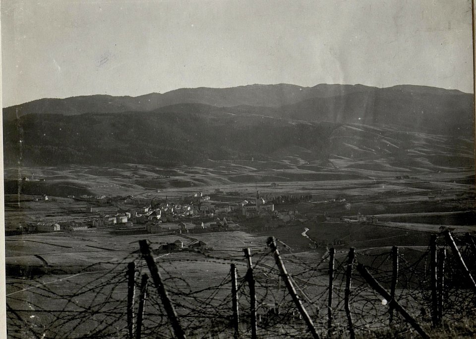 Panorama, Hochfläche von Asiago. Standpunkt Monte Katze. 25m.östlich vom Kreuze 1206. (7. Teilbild zu WK1 ALB083 24401a) (BildID 15633416)