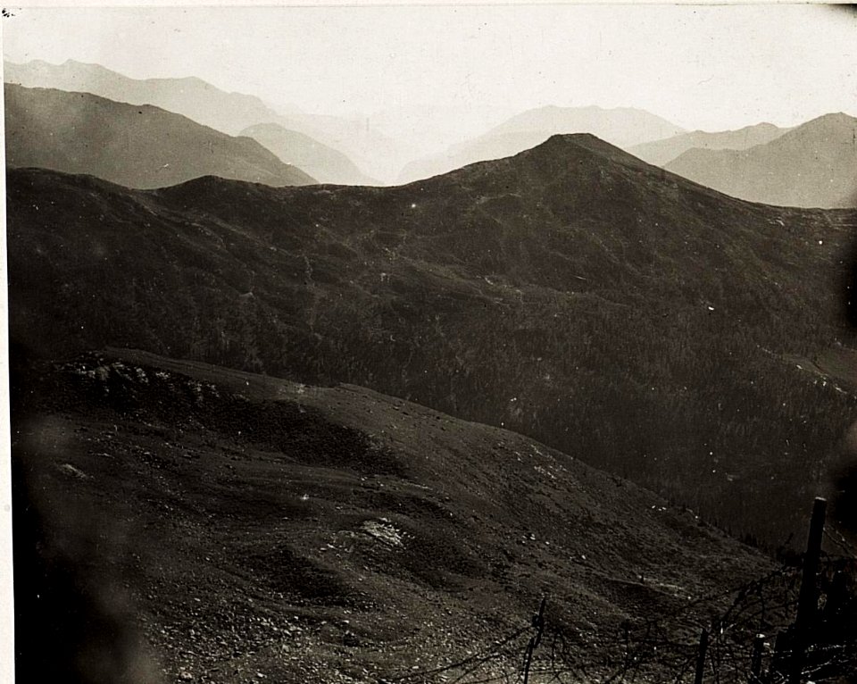Paradiso von Quellpass aus gesehen, in der Mitte die feindlichen Stellungen. (BildID 15575627)