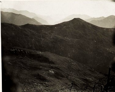 Paradiso von Quellpass aus gesehen, in der Mitte die feindlichen Stellungen. (BildID 15575627)