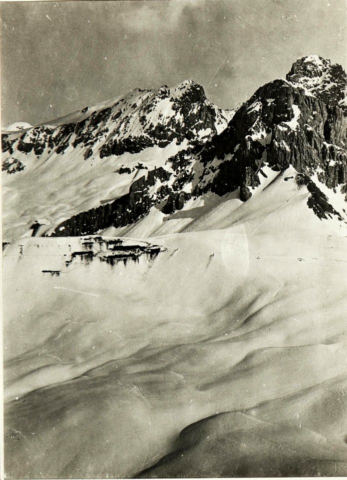 Panoramaaufnahme Standpunkt Varos, Contrinstellung, eigene Cadinspitzen Col Ombert. (1-tes Teilbild = WK1 ALB14 04006) (BildID 15419352)