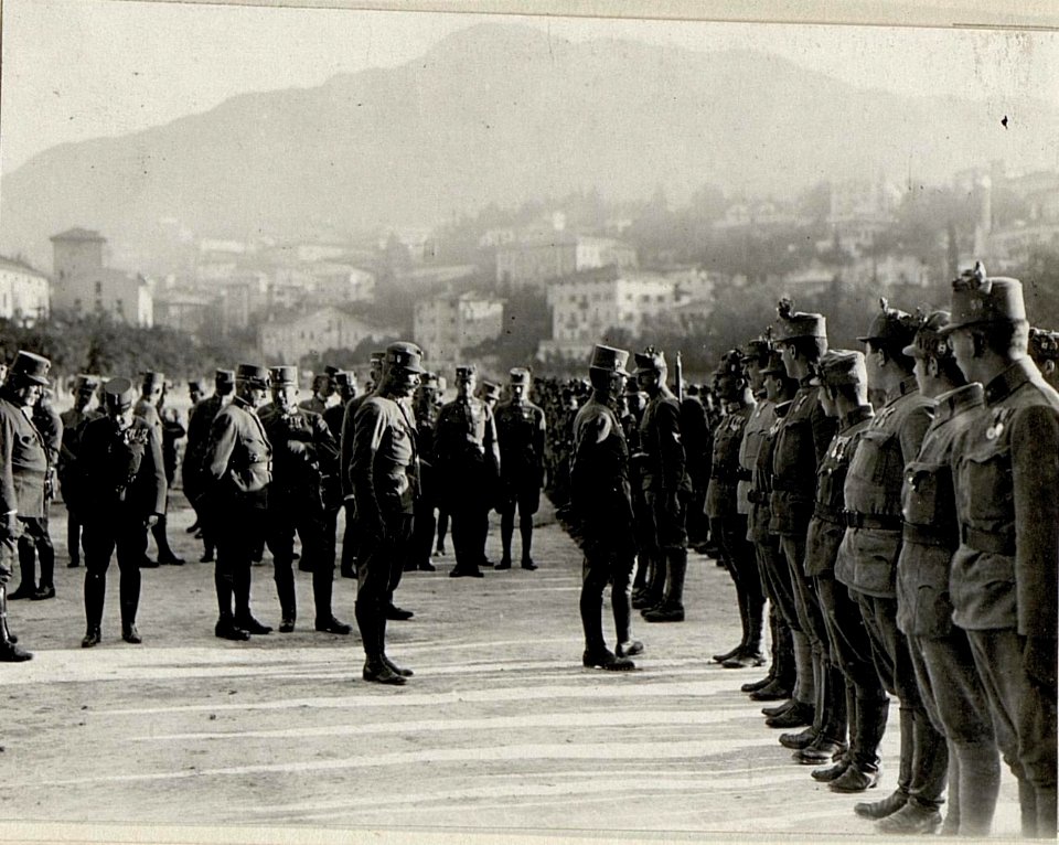 Parade des Infanterieregiments No. 59 vor Kaiser Karl in Trient (BildID 15628851)