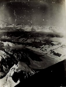 Panorama, links am Bildrand die Rotwandspitze, anschließend im Hintergrund die höchste Spitze, Hohe Gaisl, dann Altstein, Dreischusterspitzen, rechts unten Rotwandköpfe, daran Pustertal anschließend. (BildID 15577973)