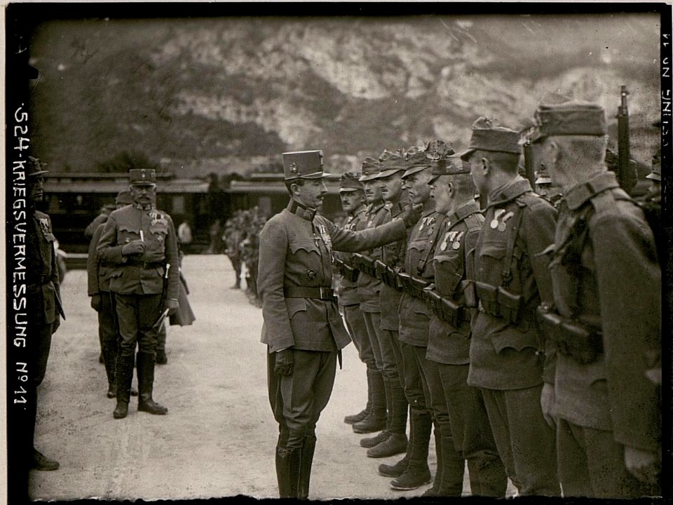 Parade des Infanterieregiments Nr. 59 vor Kaiser Karl in Trient (BildID 15733398)