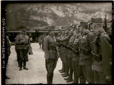 Parade des Infanterieregiments Nr. 59 vor Kaiser Karl in Trient (BildID 15733398)