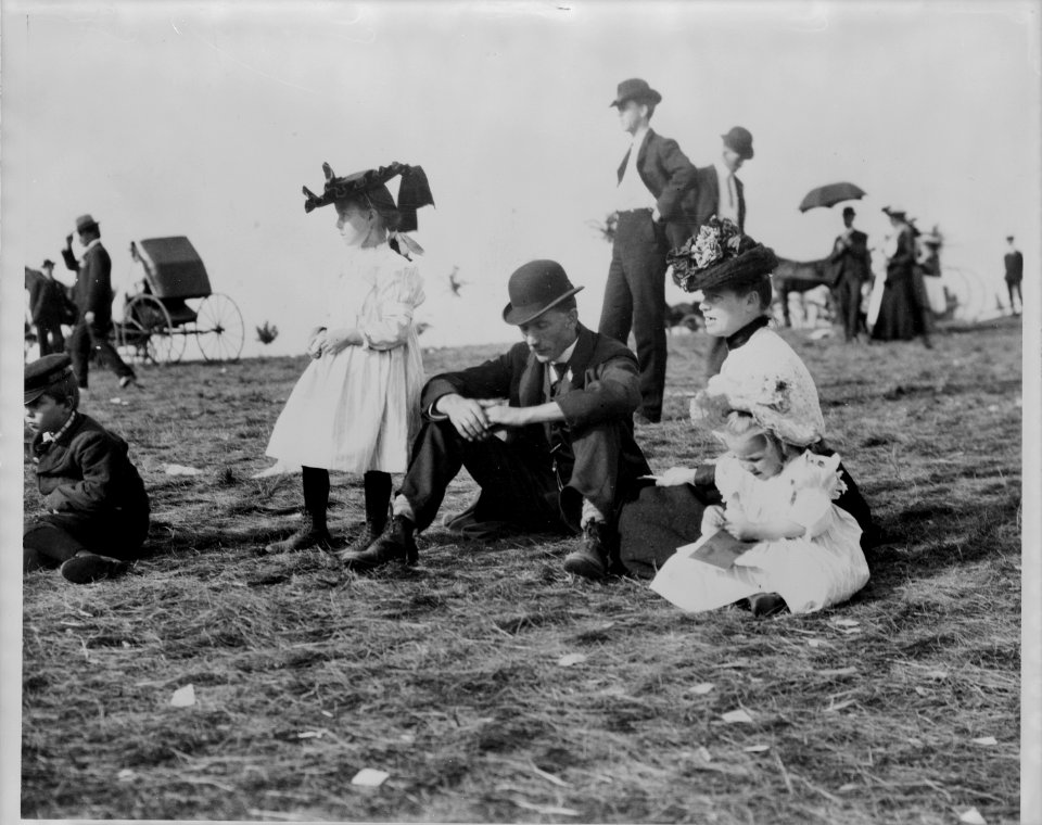 Parents and children seated on grass at state fair, St. Paul, Minnesota LCCN2005691491