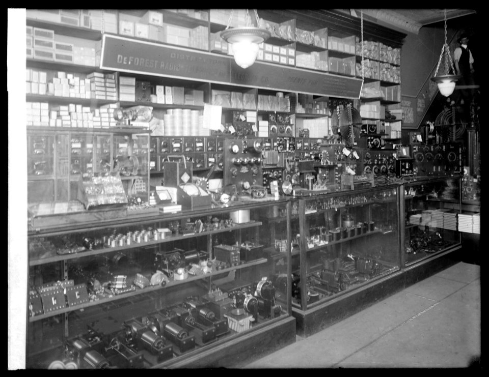 Parezzo interior (radio (...)) LCCN2016851803