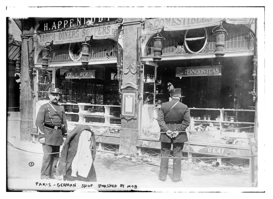 Paris - German Shop smashed by mob LCCN2014697118
