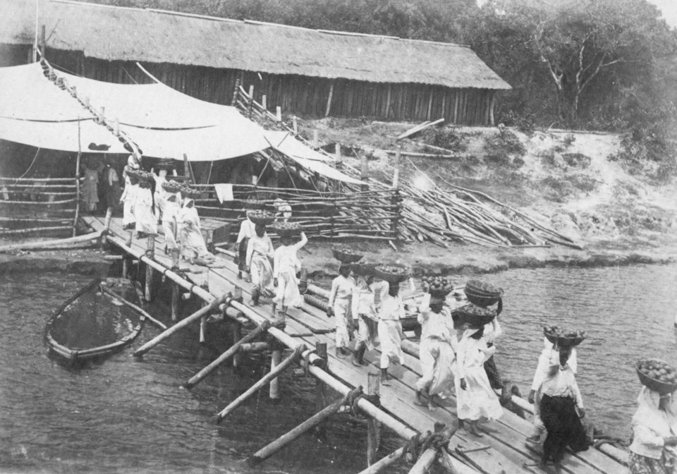 Paraguayischer Photograph um 1885 - Frauen tragen Orangen zum Schiff (1) (Zeno Fotografie)