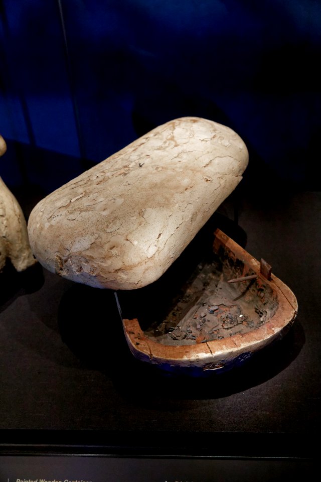 Paris - Toutânkhamon, le Trésor du Pharaon - Récipient en bois peint pour offrande de nourriture - 003