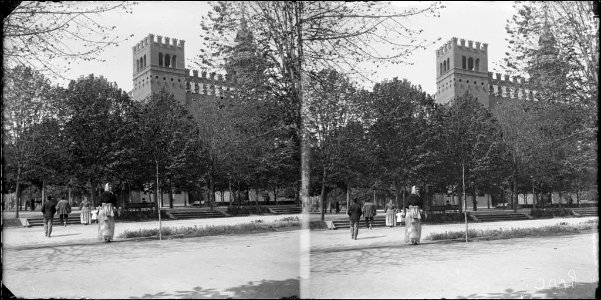 Parc de la Ciutadella amb un edifici modernista de Domènech i Montaner i gent passejant (AFCEC BORDAS D 2940)