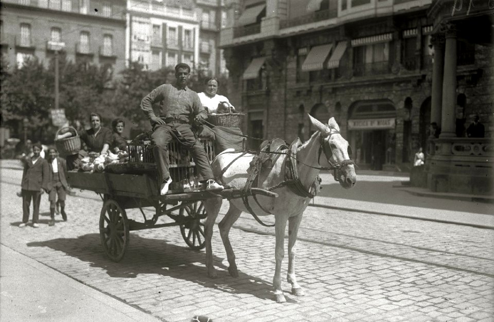 Pareja de caseros en carreta de burros por la calle Fuenterrabía, bajando los productos de la huerta al mercado (1 de 1) - Fondo Car-Kutxa Fototeka