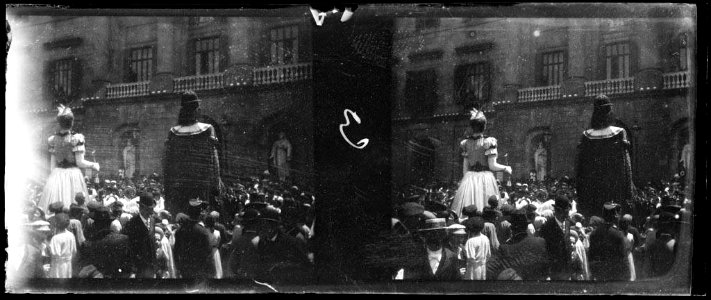 Parella de gegants de la ciutat de Barcelona, en plena cercavila envoltats de gent (AFCEC BORDONS X 172)