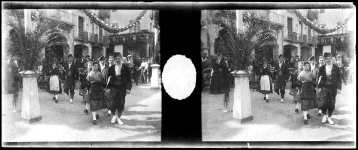 Parelles de sardanistes en una plaça de Vic en la celebració del centenari de Jaume Balmes
