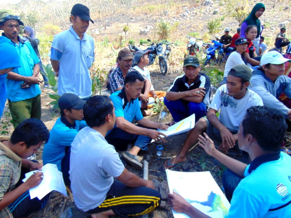 Para Petani Membahas Perkiraan Curah Hujan (39594704692)